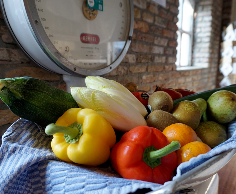 Verse groente en fruit in de weegschaal